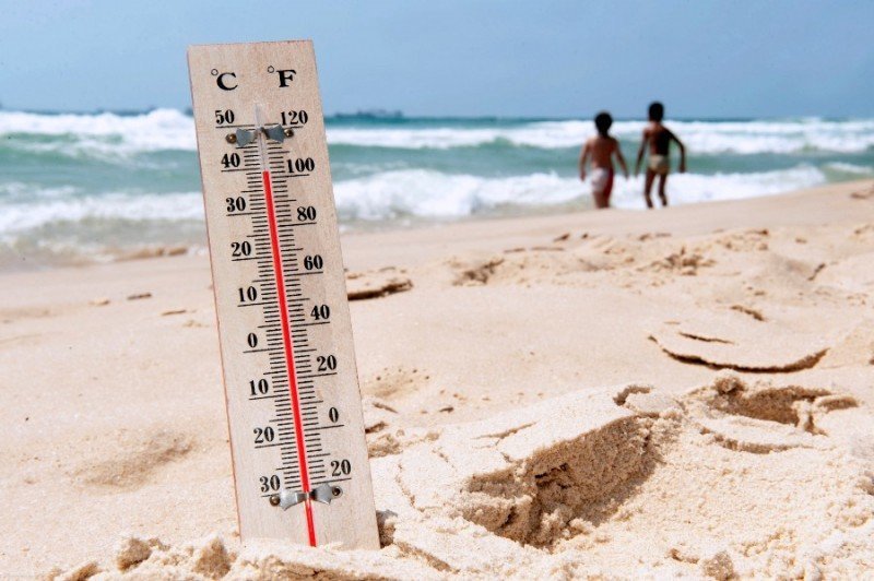 insolacion-golpe-de-calor-playa-temperatura-alta